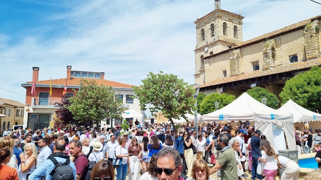 Multitud de personas en la Feria del Pan en Grijota
