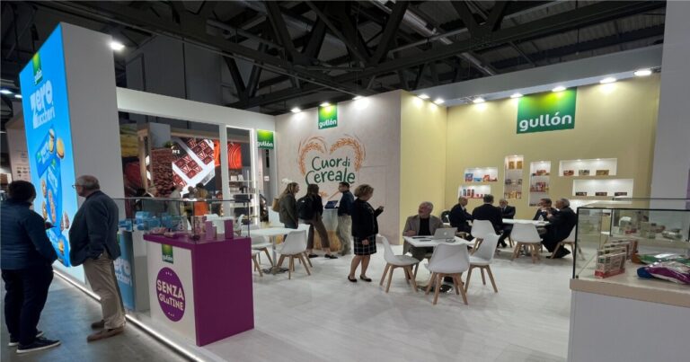 Stand de Gullón en la feria TuttoFood en Italia con productos expuestos.