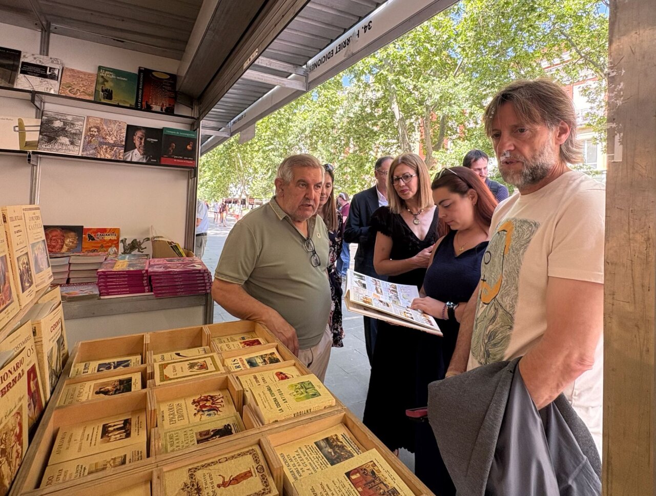 Visitantes observando libros en la Feria del Libro Antiguo y de Ocasión