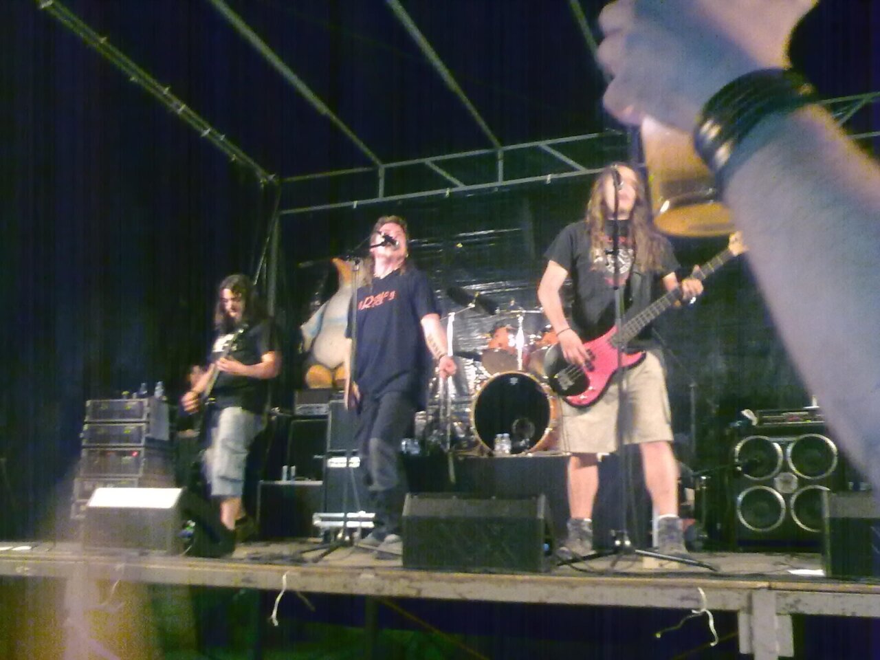 Concierto en el festival Ronte Rock en Osorno con bandas en el escenario.