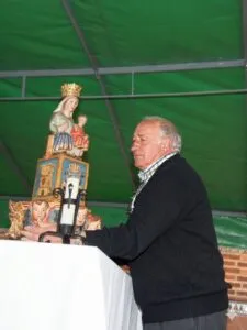 Hombre colocando la imagen de la Virgen de Ronte en una mesa