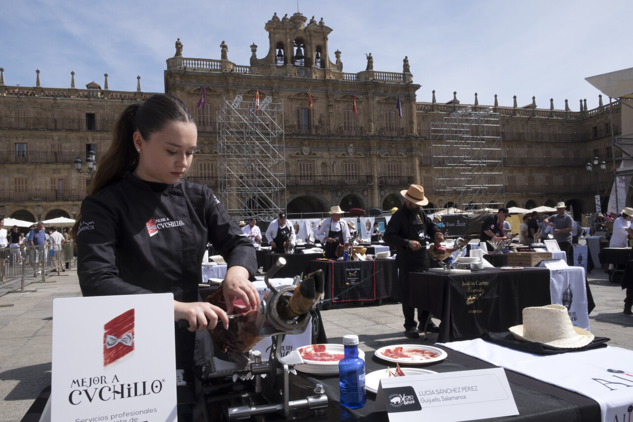 Cortadores de jamón en la Plaza Mayor durante un evento gastronómico.