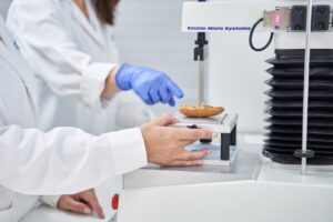 Investigadores analizando un producto alimentario en un laboratorio