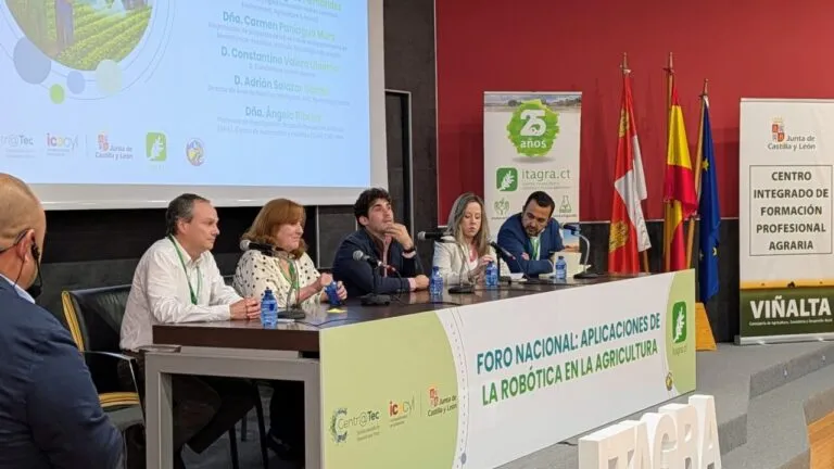 Panel de expertos discutiendo sobre robótica en la agricultura en Palencia