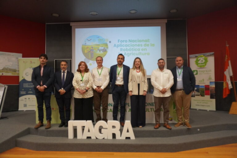 Grupo de expertos en robótica agrícola en un foro nacional