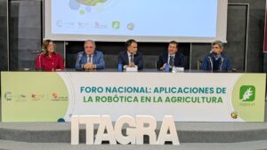Panel de expertos en el foro sobre robótica en agricultura en Itagra