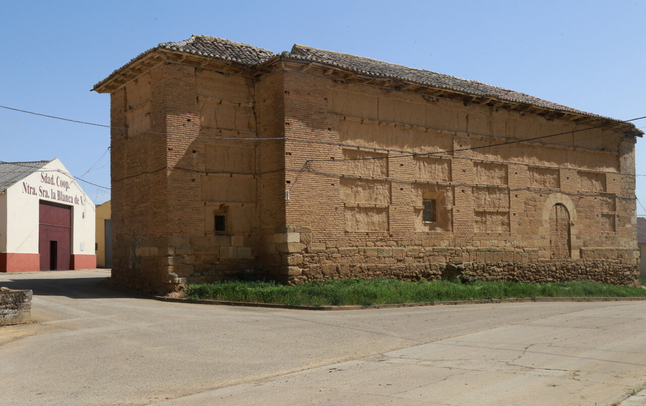 Iglesia de San Pedro en Villalcázar de Sirga en estado de rehabilitación