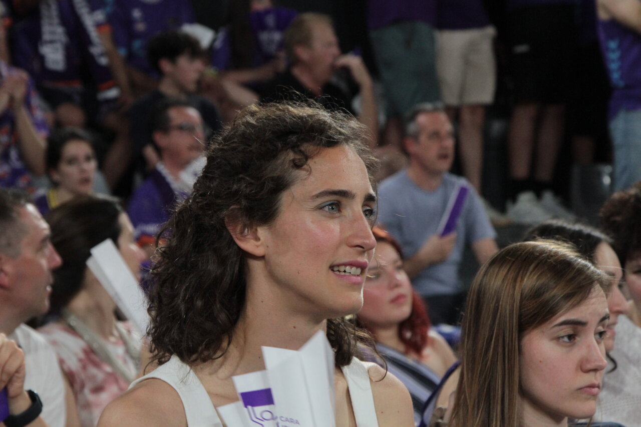 Espectadora animada en las gradas de un evento deportivo