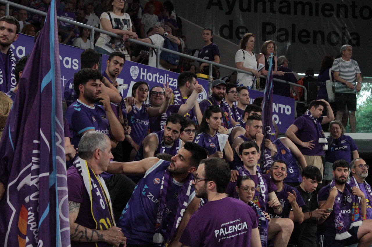 Aficionados animando en las gradas de un evento deportivo en Palencia