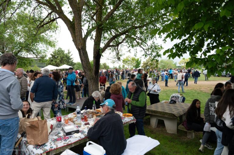 Celebración del Voto Villa en Astudillo con gente disfrutando de comida y bebida.