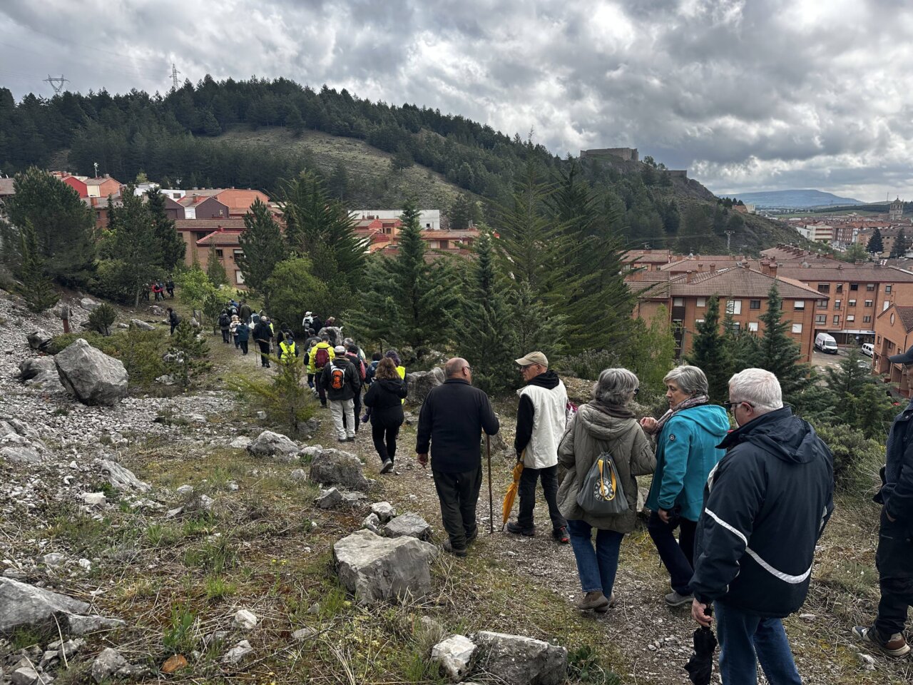 Grupo de personas caminando en un paisaje montañoso en Aguilar de Campoo