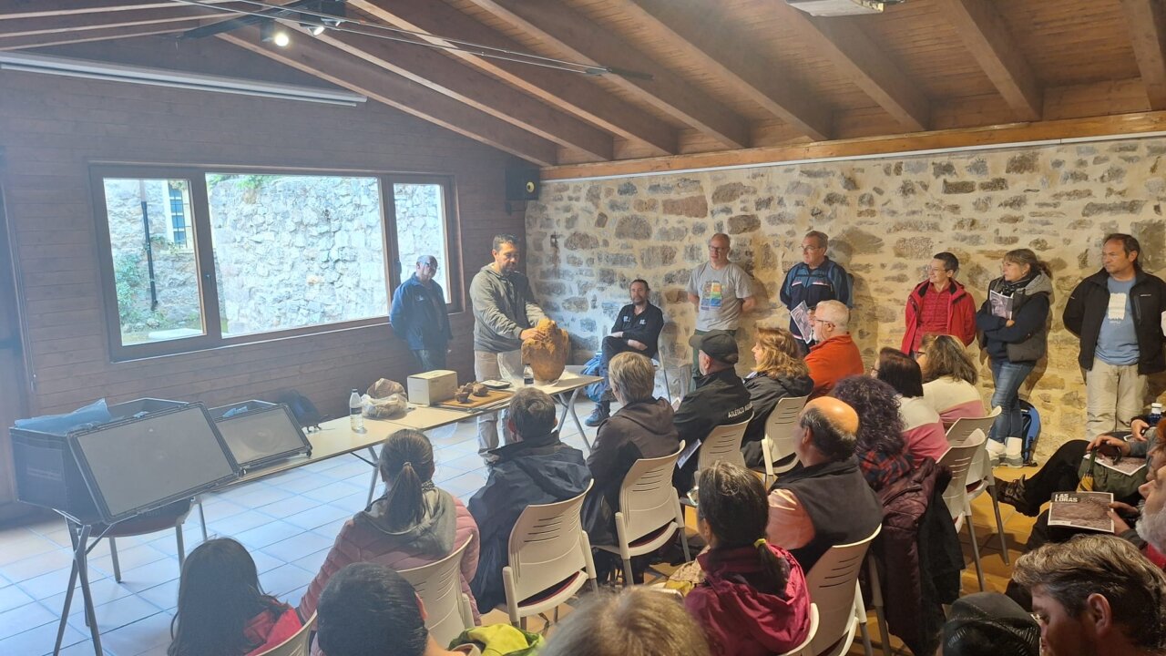 Participantes en el Geolodía 2026 observando fósiles en Aguilar de Campoo