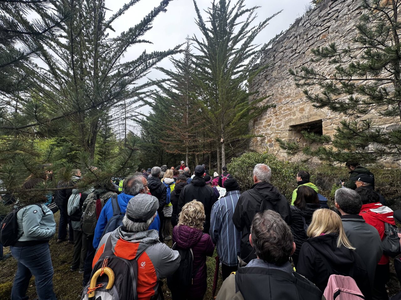 Grupo de personas en un recorrido geológico en Aguilar de Campoo