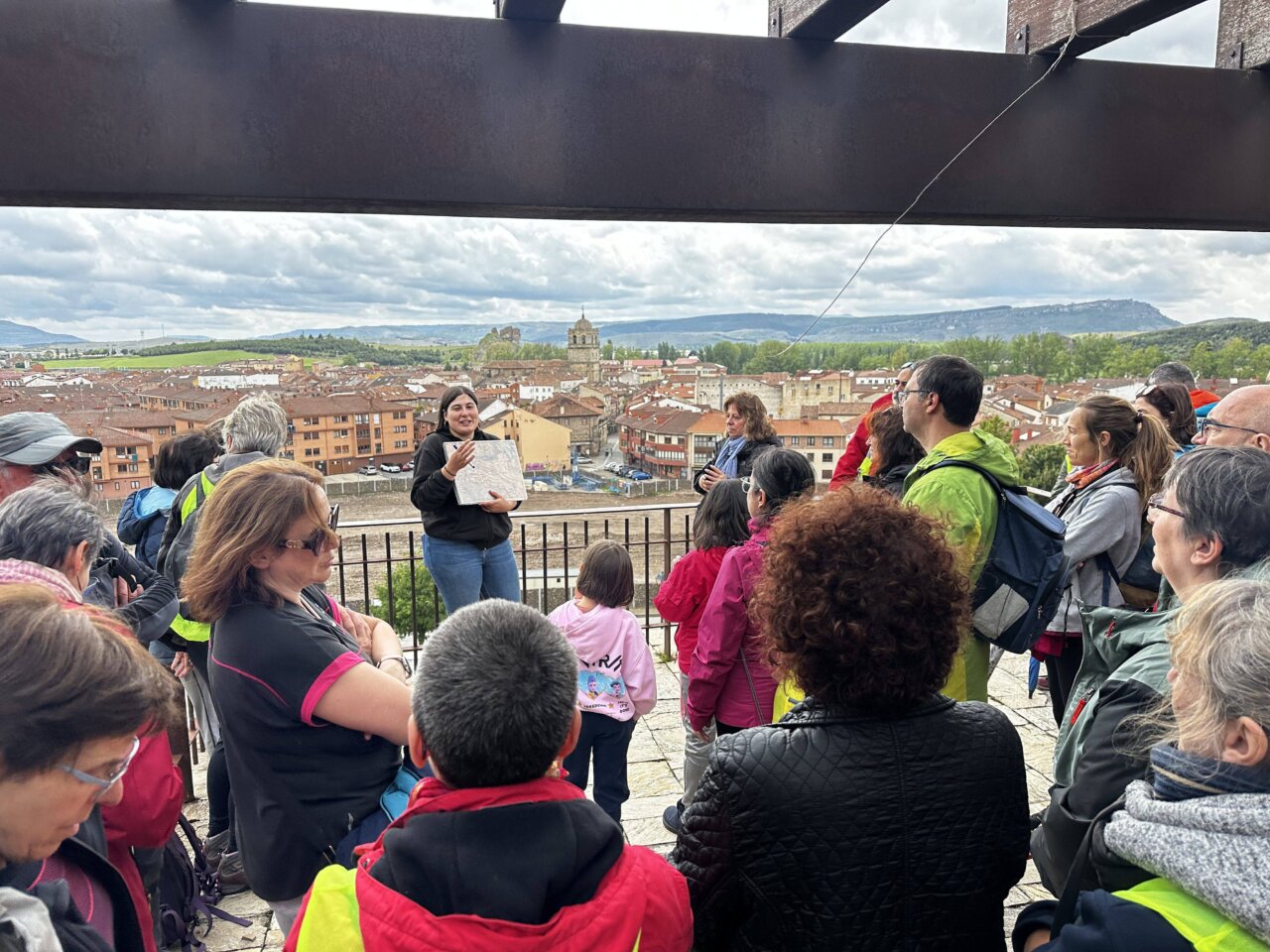 Grupo de personas en un Geolodía en el Geoparque Las Loras