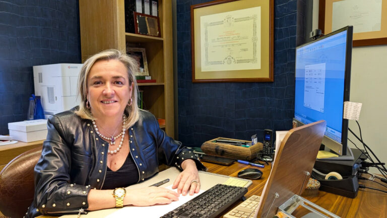 Marta Casilda Gómez García en su oficina durante la Campaña de la Renta