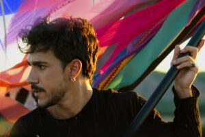 Gonzalo Hermida cantando en un concierto con guitarra