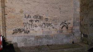 Grafitis en la pared de la Iglesia de Belén en Carrión de los Condes.