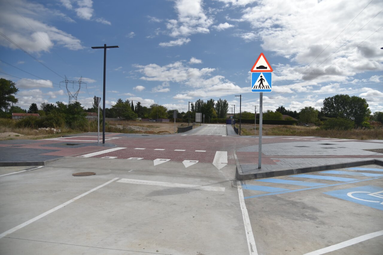 Vista de la nueva conexión entre urbanizaciones en Grijota con señalización
