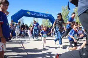 Niños corriendo en una marcha solidaria