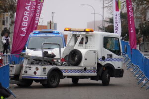 Grúa municipal en acción con vehículos de la policía local en Palencia
