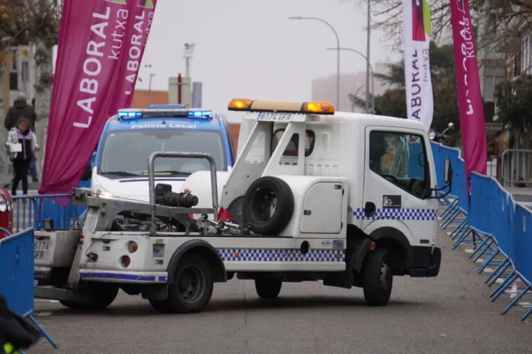 Grúa municipal en acción con vehículos de la policía local en Palencia