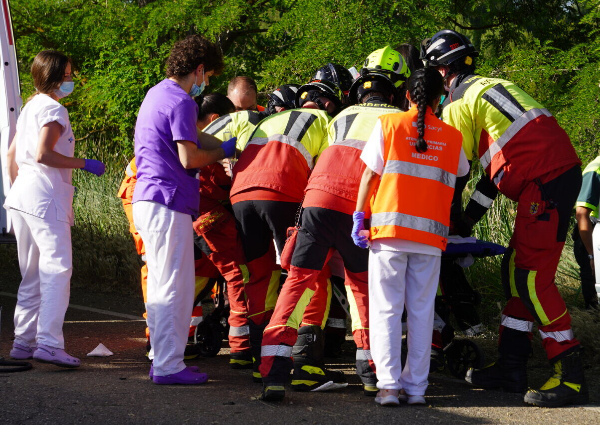 Equipo de emergencias atendiendo a un herido en un accidente de tráfico