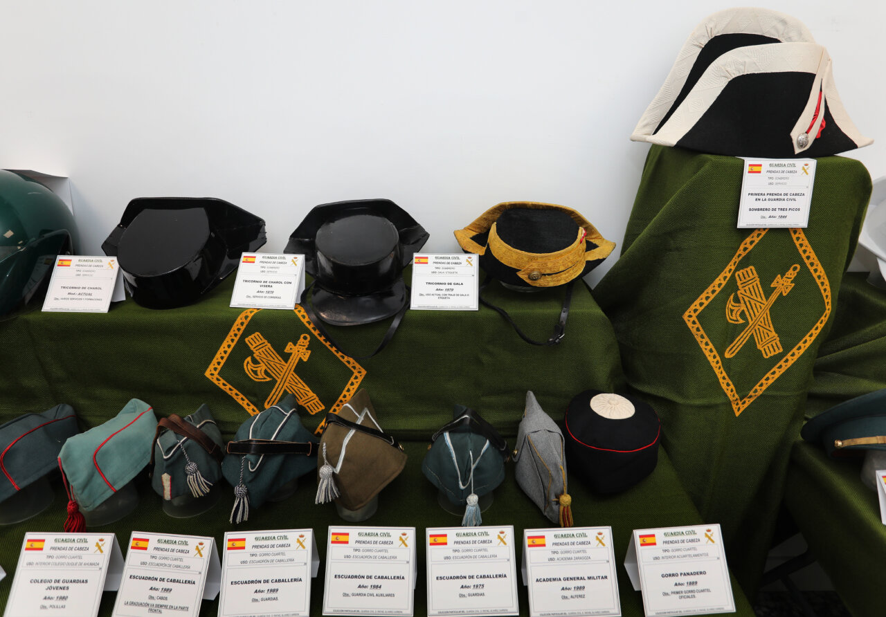 Exposición de prendas de cabeza de la Guardia Civil en Palencia.