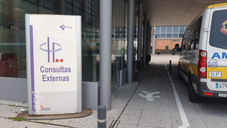 Cartel de Consultas Externas en un centro de salud de Palencia