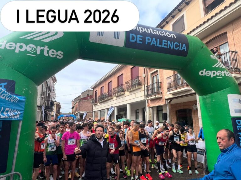 Corredores listos para iniciar la I Legua 2026 en Villada, Palencia.