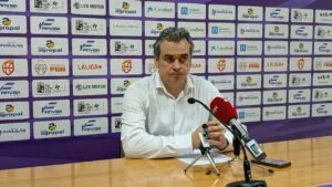 Iñaki Martín, entrenador del Flexicar Fuenlabrada en rueda de prensa