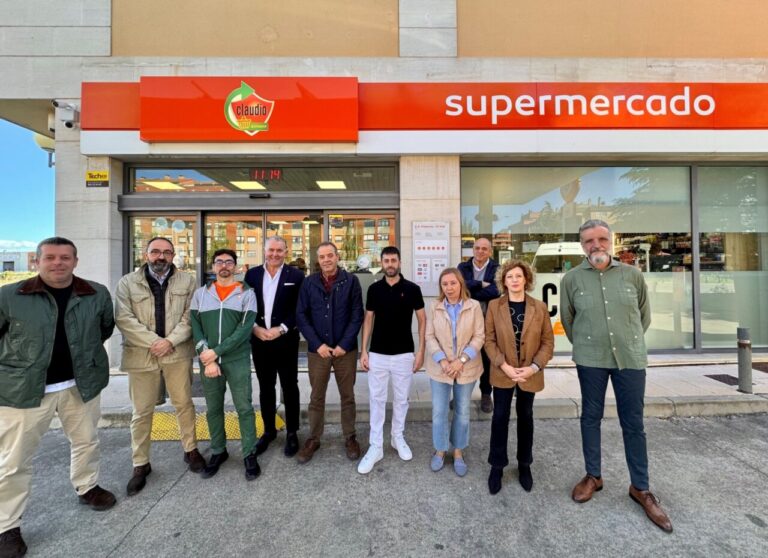 Grupo de personas en la inauguración de Claudio Express en Palencia