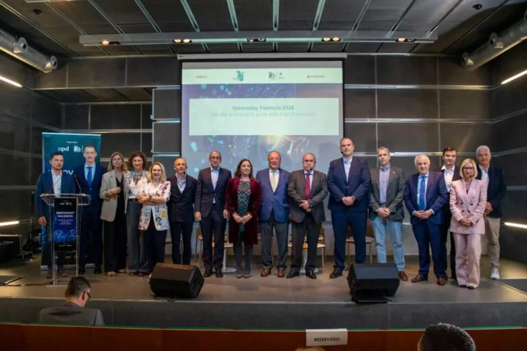 Inauguración del evento Innovaday Palencia 2026 con varios ponentes en el escenario.