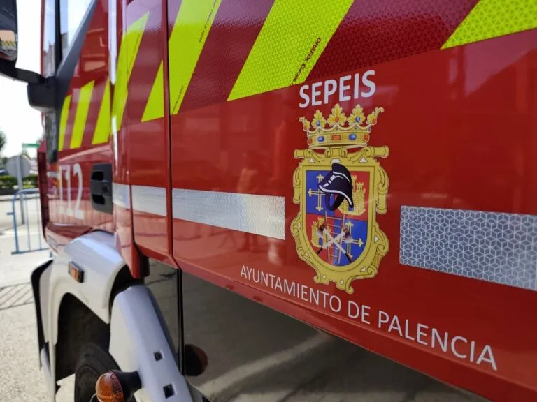 Camión de bomberos del Ayuntamiento de Palencia con insignia y colores distintivos