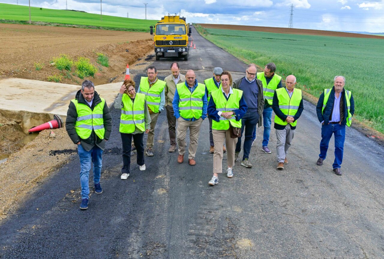 Visita de autoridades a obras de mejora en la carretera PP-4311