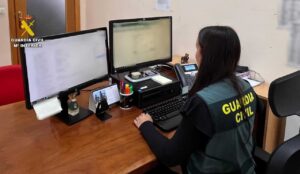 Agente de la Guardia Civil trabajando en su oficina sobre un caso de estafa online