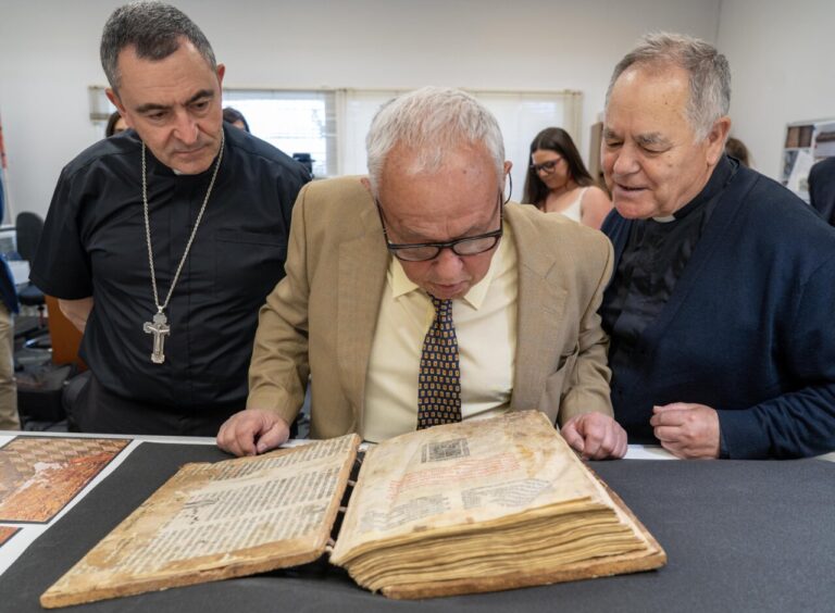 El consejero de Cultura, Turismo y Deporte en funciones, Gonzalo Santonja, recibe el códice 'Salterium' para su restauración en el Centro de Conservación y Restauración de Bienes Culturales de Castilla y León, de manos del obispo de Palencia, Mikel María Garciandía Goñi, y el delegado diocesano de Patrimonio, José Luis Calvo