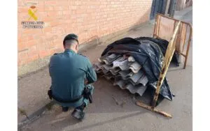 Guardia Civil inspeccionando residuos de amianto en la calle