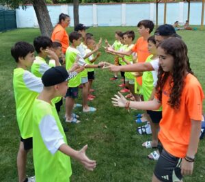 Niños participando en actividades del Campus Deportivo Vicente del Bosque