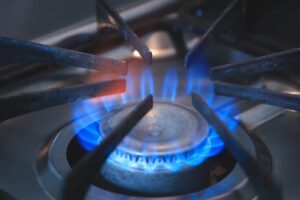 Fuego azul en una estufa de gas encendida