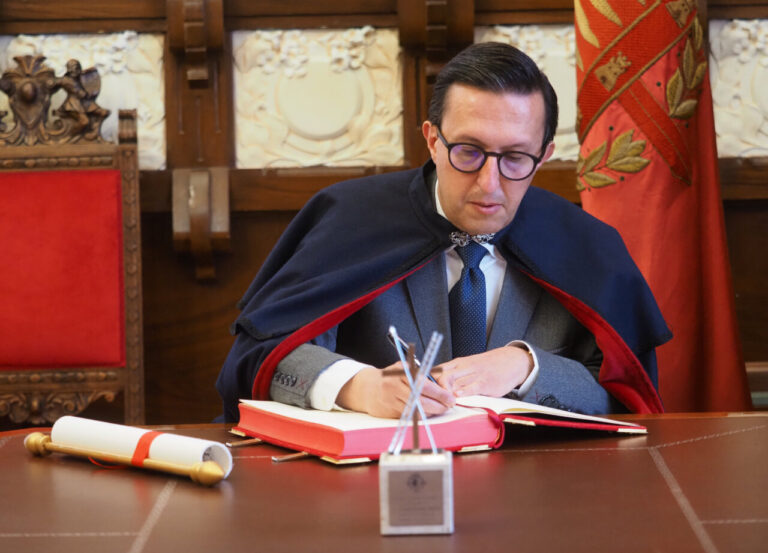 Javier Burrieza firmando en un evento relacionado con la Semana Santa