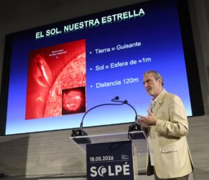 Javier Rodríguez presentando sobre el sol y su estructura