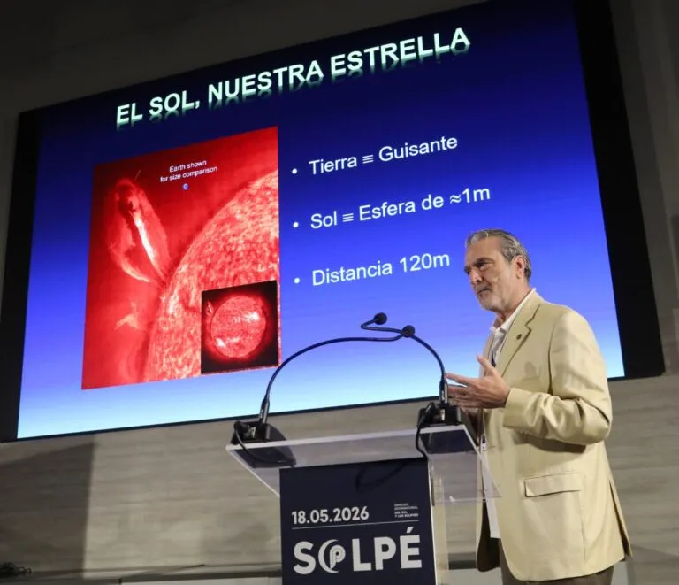 Javier Rodríguez presentando sobre el sol y su estructura