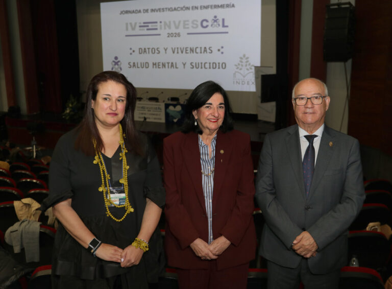 Brágimo / ICAL . (IaD) La presidenta del Colegio Oficial de Enfermería de Palencia, Patricia Pérez ; la vicepresidenta del Consejo General de Colegios Oficiales de Enfermería de España, Raquel Rodríguez; y el presidente del Consejo de Enfermería de Castilla y León, Enrique Ruiz, en el acto inaugural de las IV Jornadas de Invescol 'Datos Y Vivencias: Salud Mental Y Suicidio'