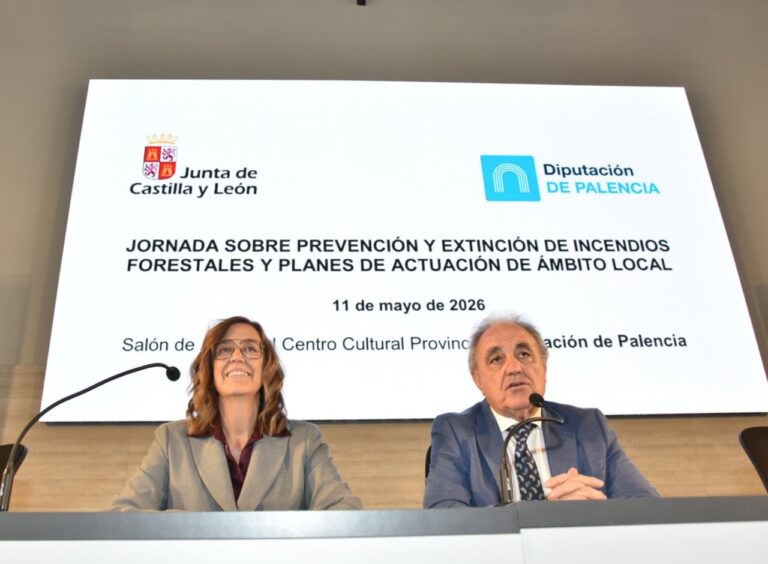 Mesa de ponentes en jornada sobre prevención de incendios forestales en Palencia