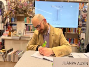 JuanPa Ausín firmando su libro Prosesía en una librería