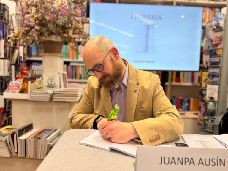 JuanPa Ausín firmando su libro Prosesía en una librería