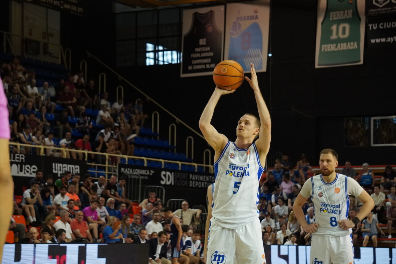 Jugador de baloncesto lanzando una pelota en un partido