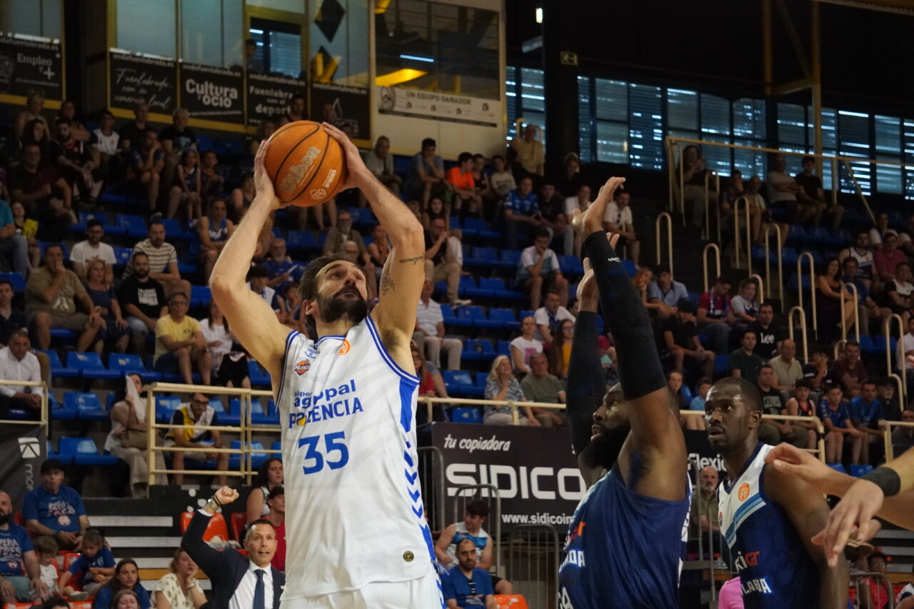Jugador de baloncesto lanzando el balón en un partido emocionante.
