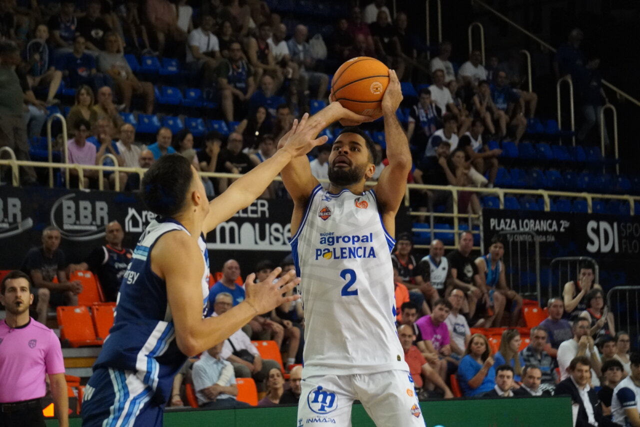 Jugador de baloncesto lanzando la pelota en un partido