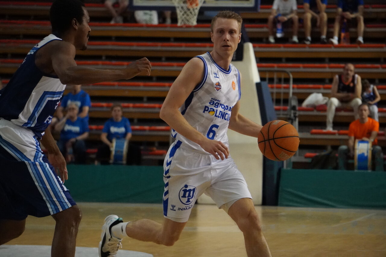 Jugador de baloncesto en acción durante un partido